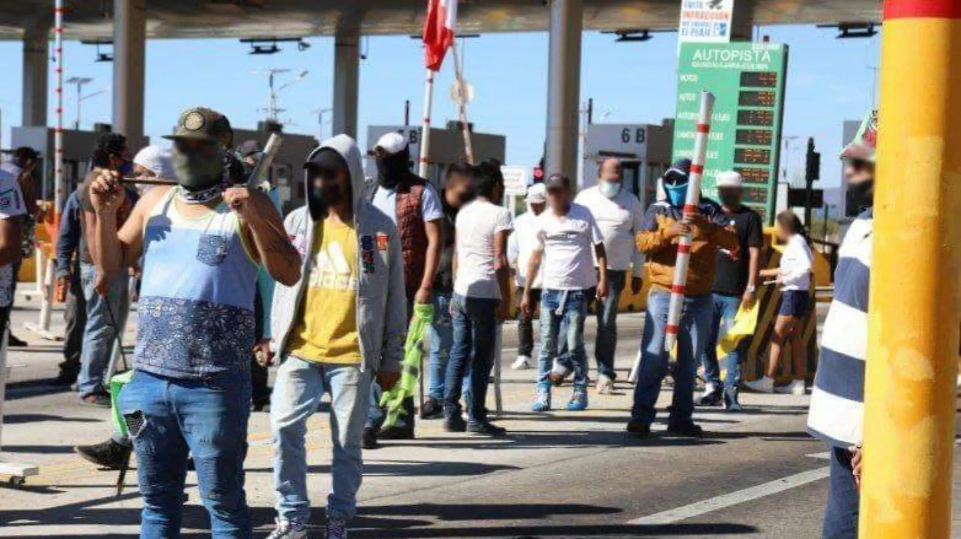 Manifestantes caseta Acatlán de Juárez